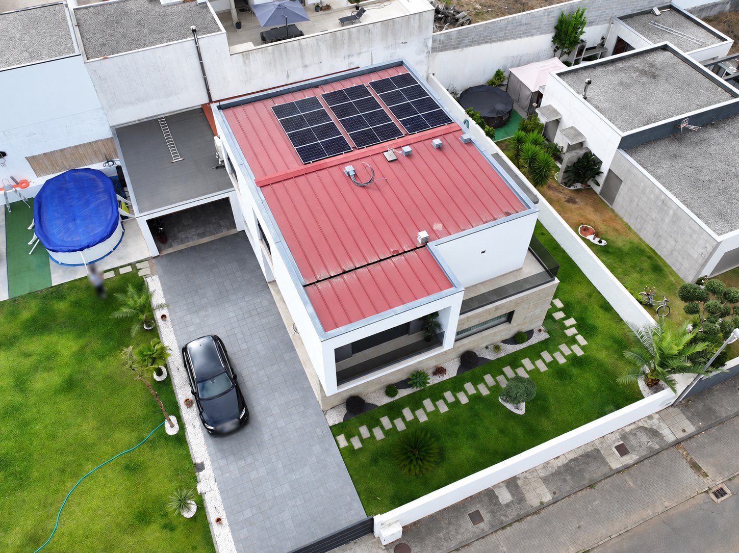 Vista aérea de instalação fotovoltaica residencial de 7,2 kWp com bateria e backup total