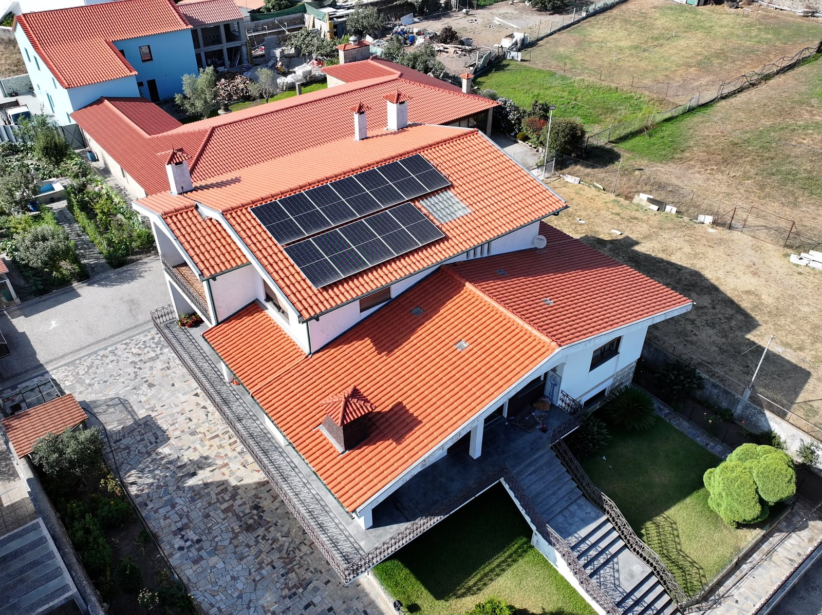 Instalação fotovoltaica residencial de 7,2 kWp com bateria e backup para toda a casa