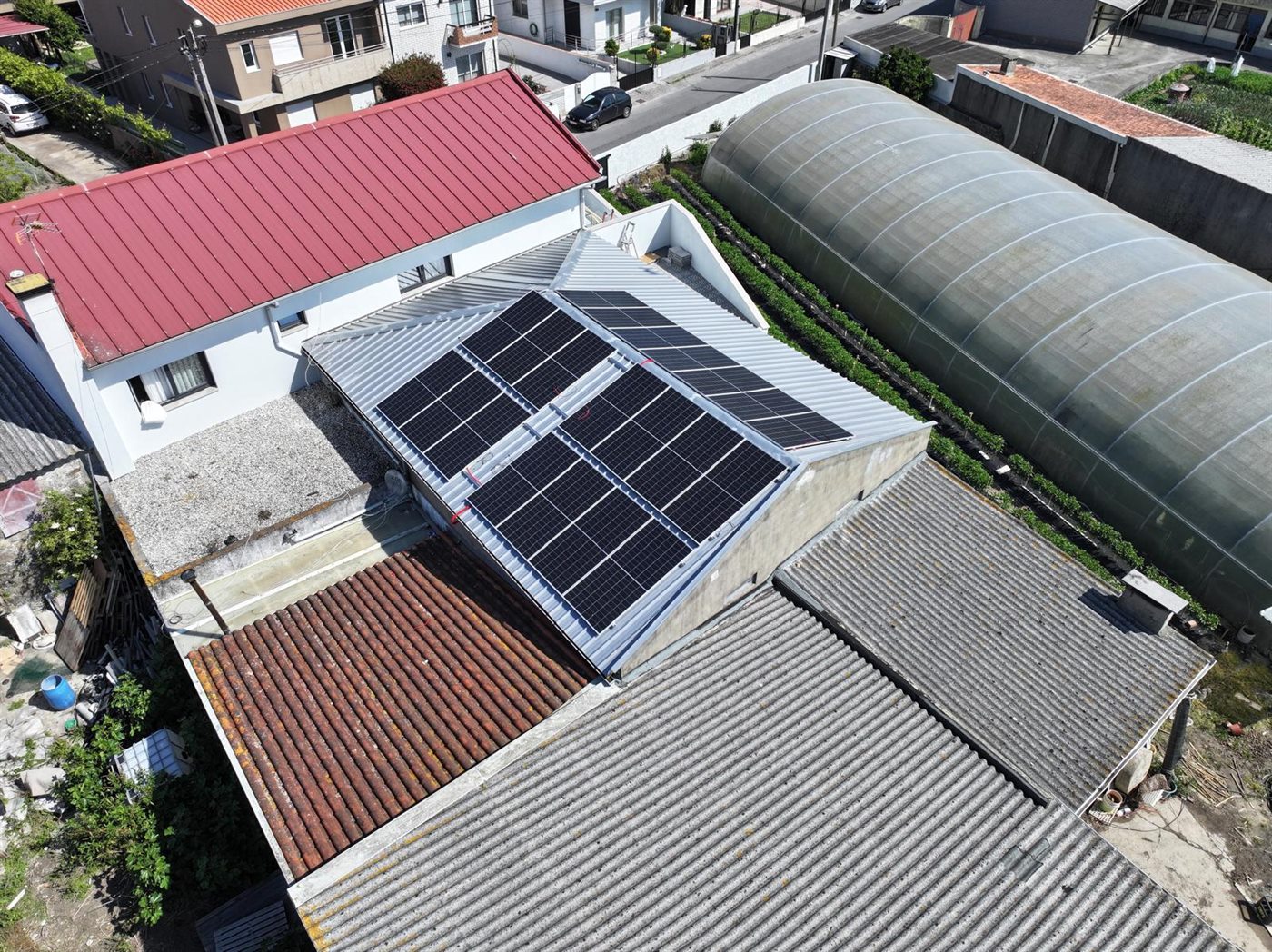Instalação fotovoltaica residencial e para exploração agrícola ou agropecuária