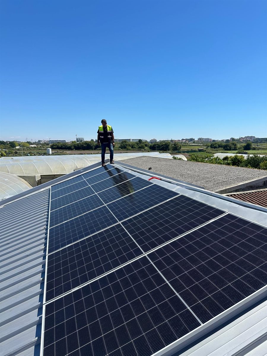 Painéis fotovoltaicos em cobertura residencial
